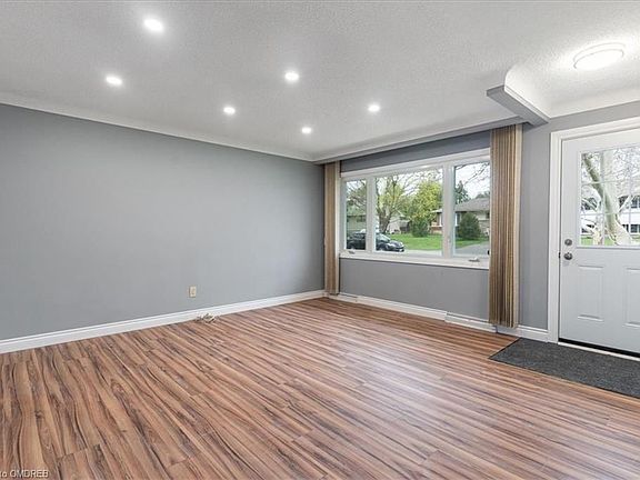 4th image of 10 Westdale Dr