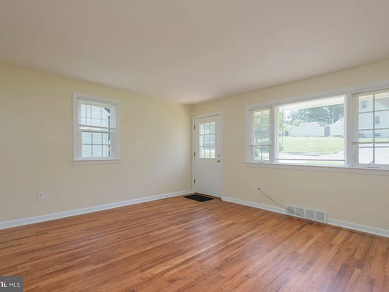 135 N Line Rd — Photo 6