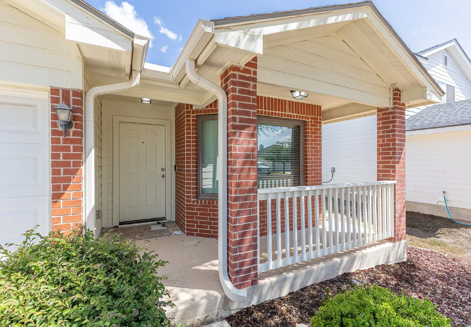 3 bed, 2.0 bath, 1353 sqft, $1,600 — Photo 4