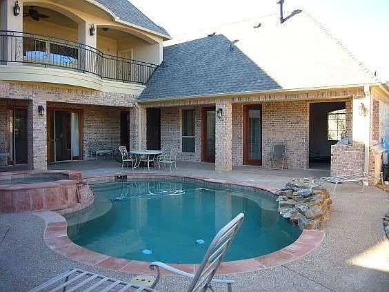 3rd image of 930 Belclaire Cir