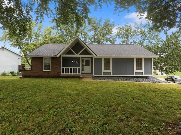 2001 Place Liberte Dr, Liberty, MO 64068