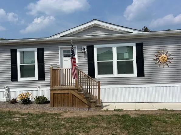 2 Penview Dr, Rochester, NY 14625
