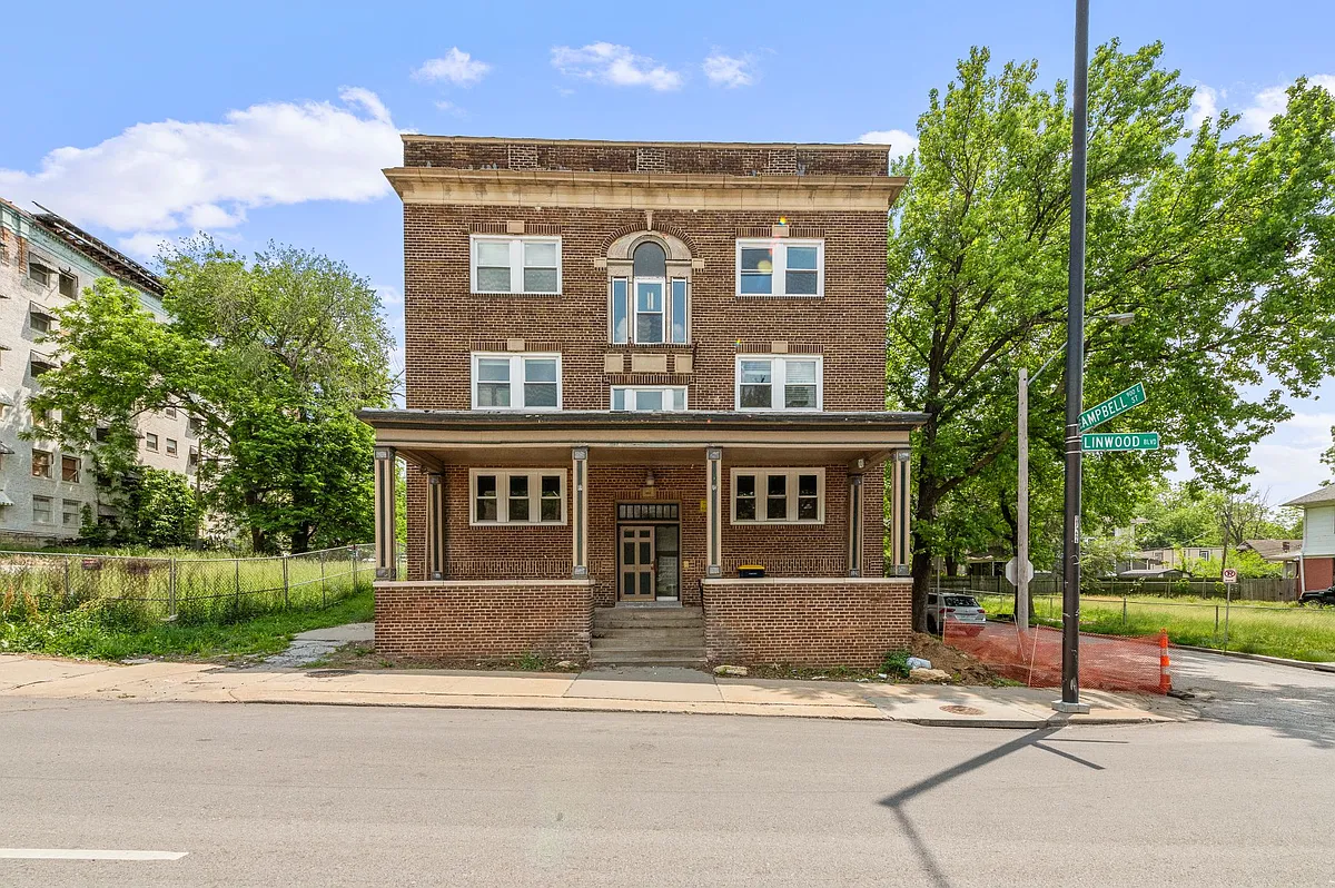 Building Photo - 901 E Linwood Blvd