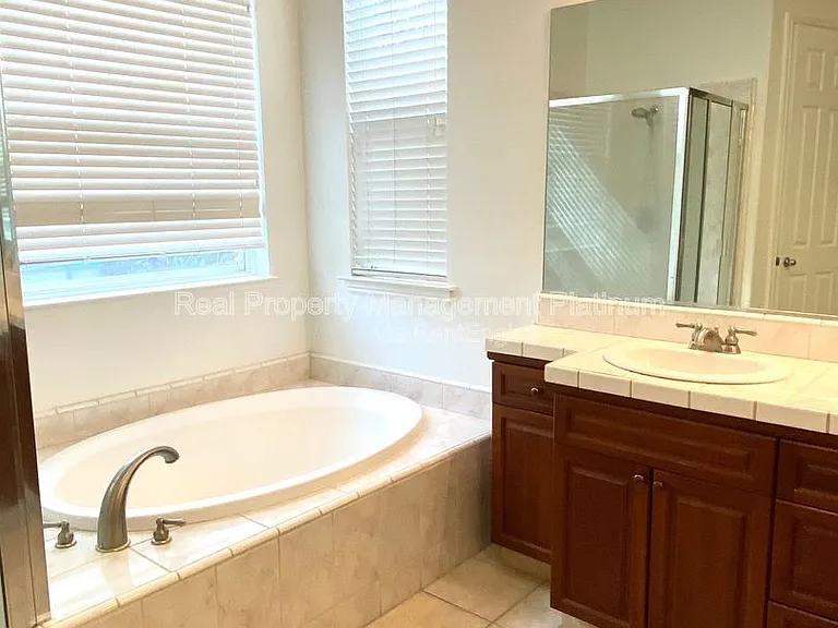 5801 W Chennault Ave — Photo 5