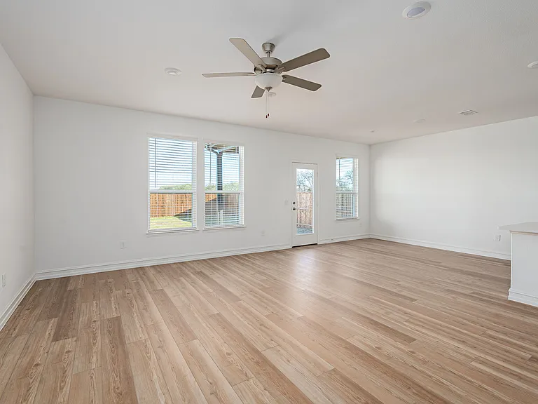 1421 Elijah Dr — Photo 4