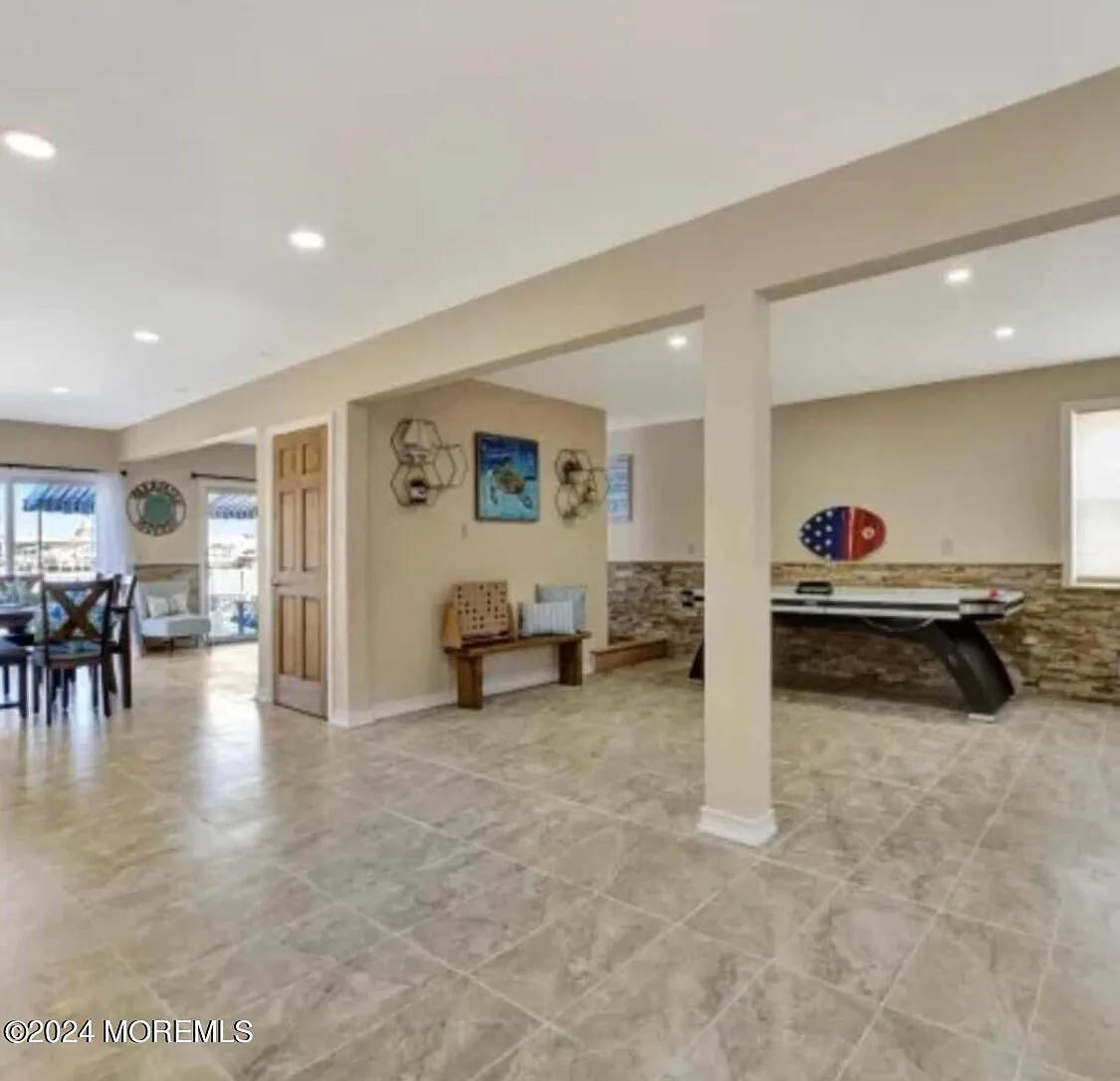4 bed, 2.5 bath, 1209 sqft, $8,500 — Photo 2