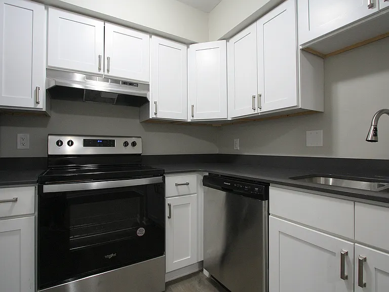 Brenda - Kitchen