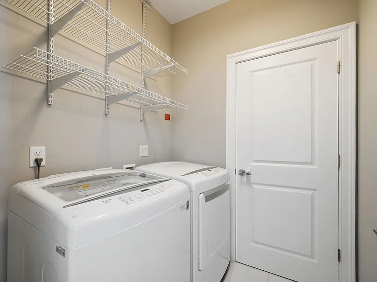 43565 Michigan Sq — Photo 36