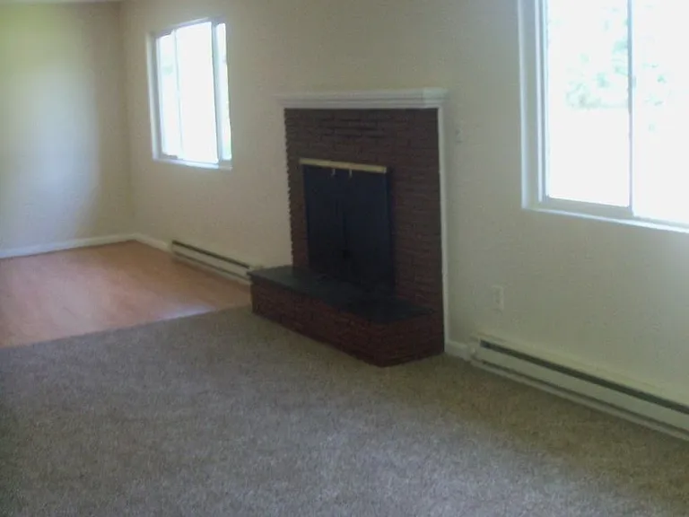 405 W Hazel St — Photo 2
