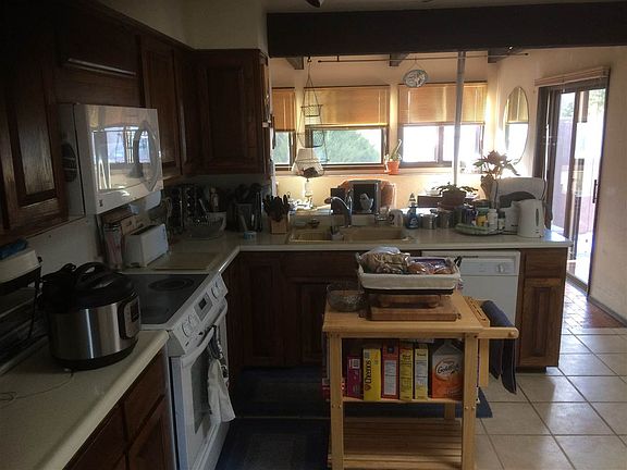 5th image of 372 Cheryl Ave
