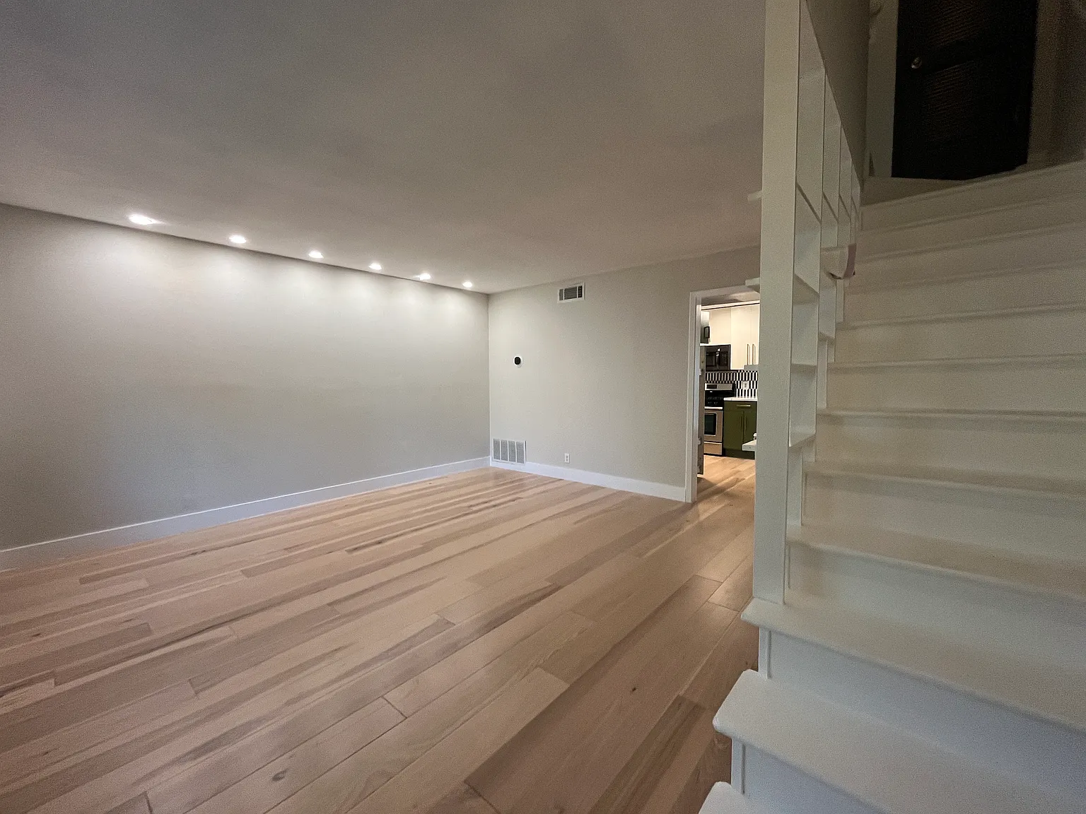 2 bed, 1.5 bath, 1300 sqft, $2,399 — Photo 2