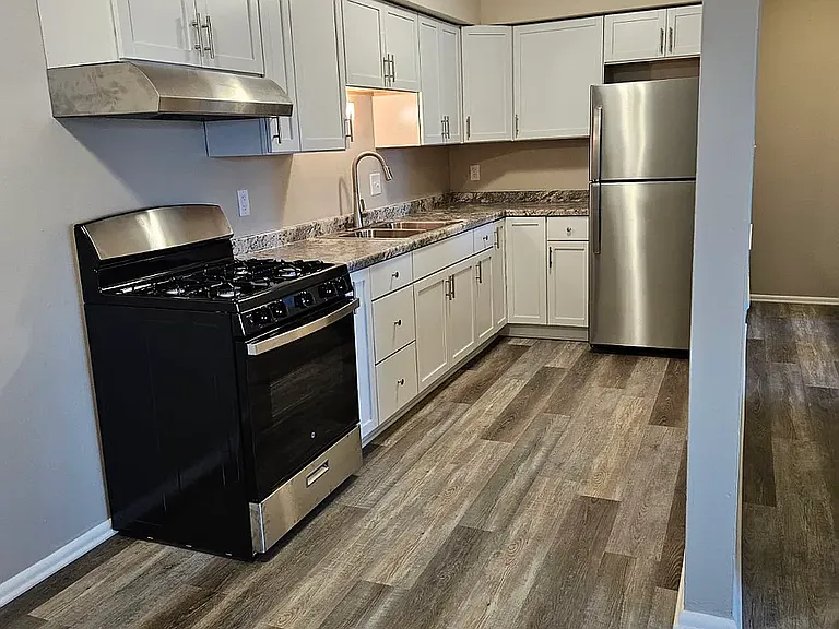 637 Green Bay S #8 — Photo 1