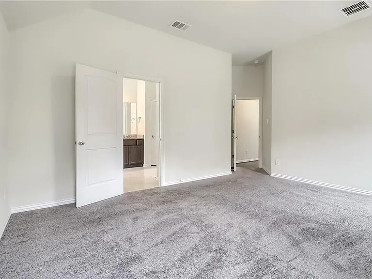 2813 Waterson St — Photo 16