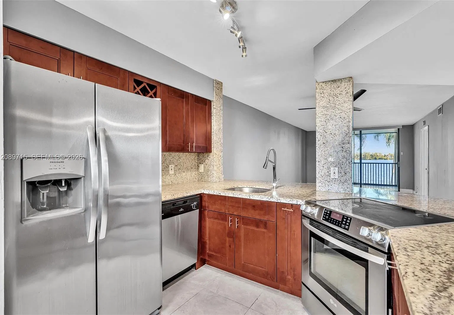 Lake Emerald Condominium — Photo 2