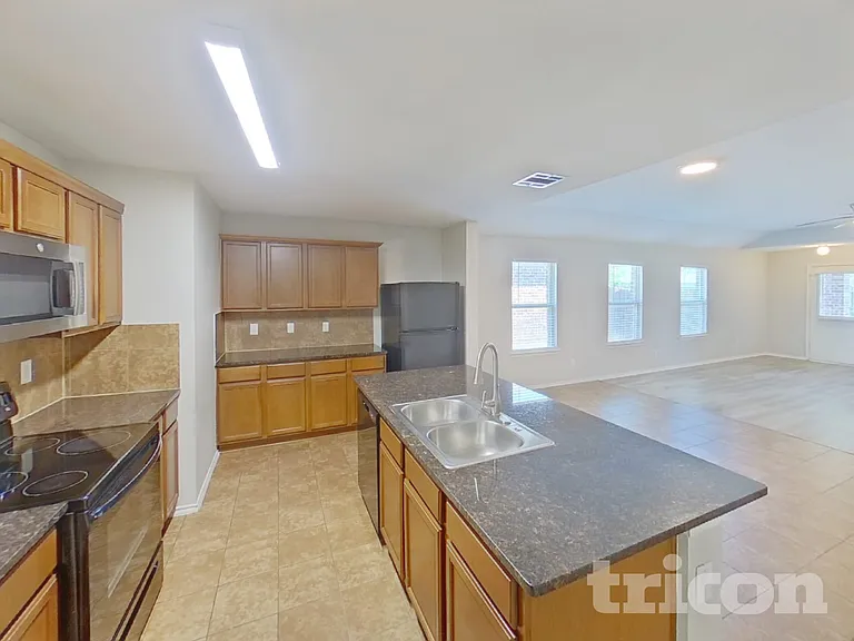 1062 Churchill Dr — Photo 8