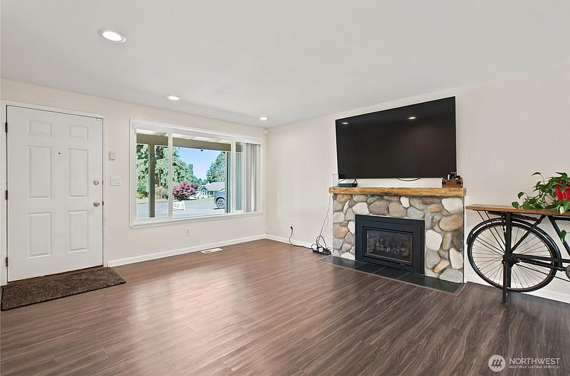 5th image of 28504 23rd Avenue S