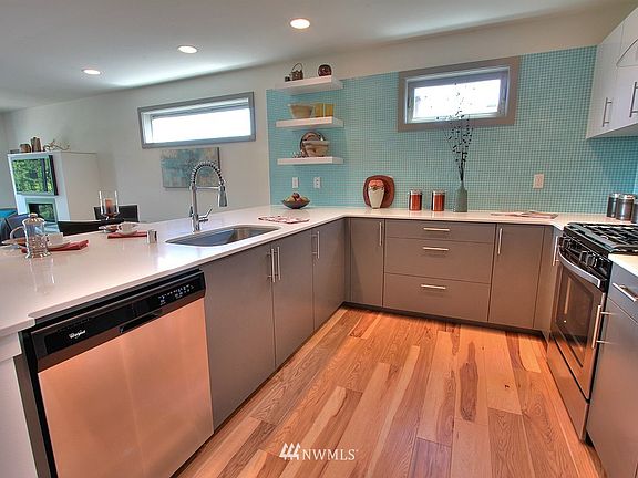 4th image of 3433 B 21st Avenue W