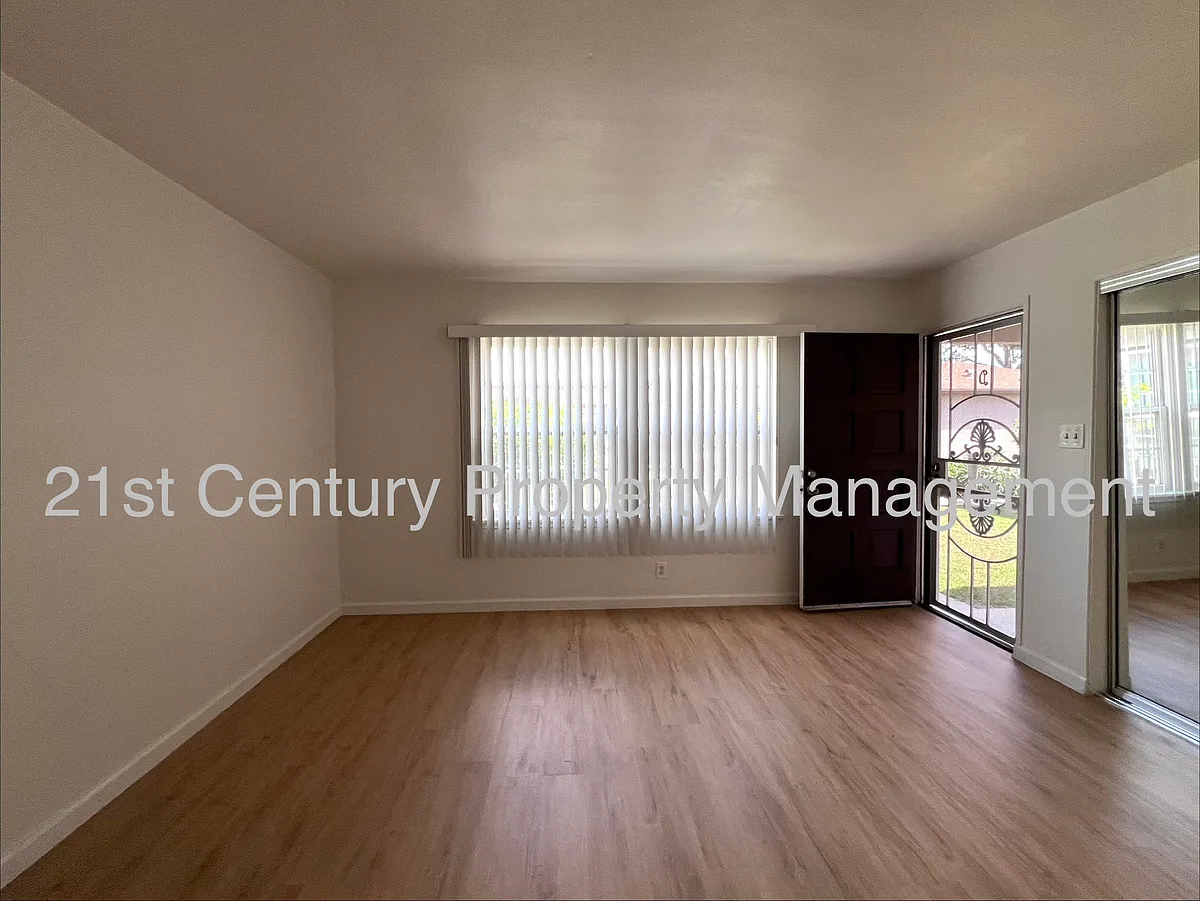 Building Photo - 3355 Independence Aveunit #3355D