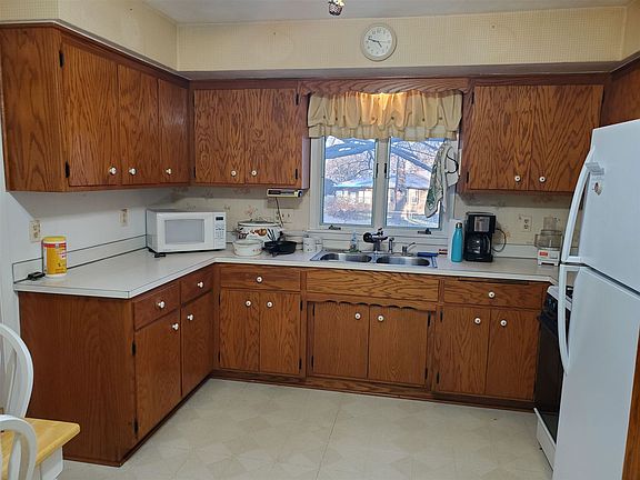 3rd image of 3445 Treadway Ct