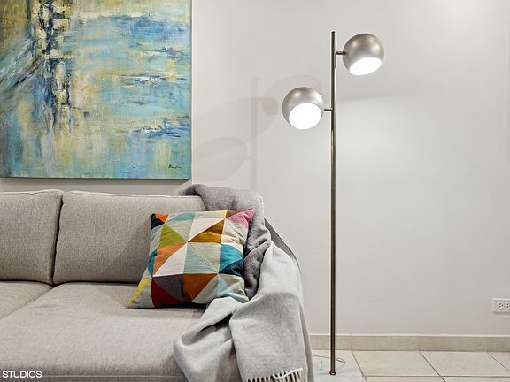 4th image of 555 W Cornelia Ave APT 201