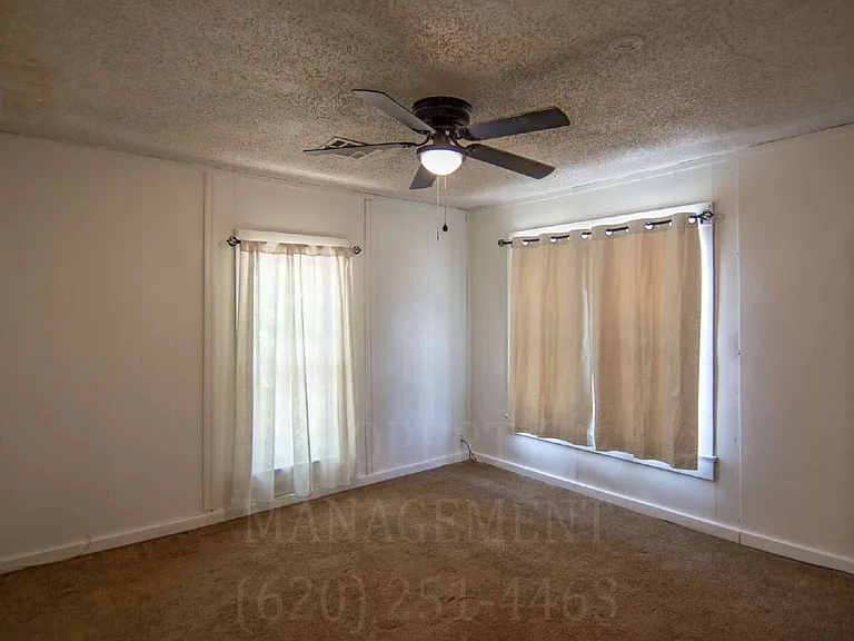 929 E Myrtle St — Photo 5