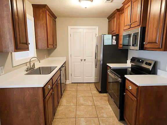3rd image of 1632 Oxford Pl
