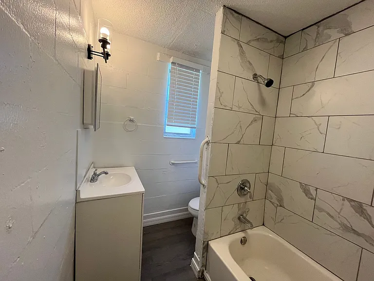 803-828 Floyd St NE — Photo 8