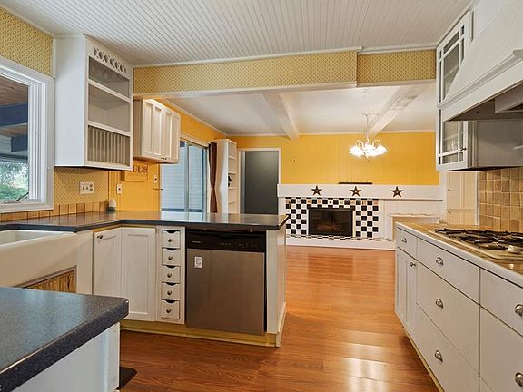 5th image of 732 Dahlia Cir