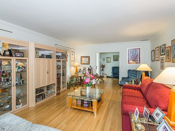 3rd image of 49 Crest Dr