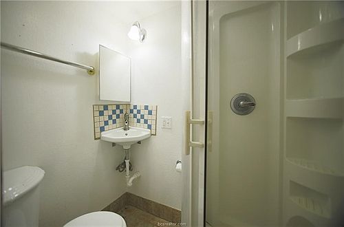 5th image of 704 Gilchrist Ave