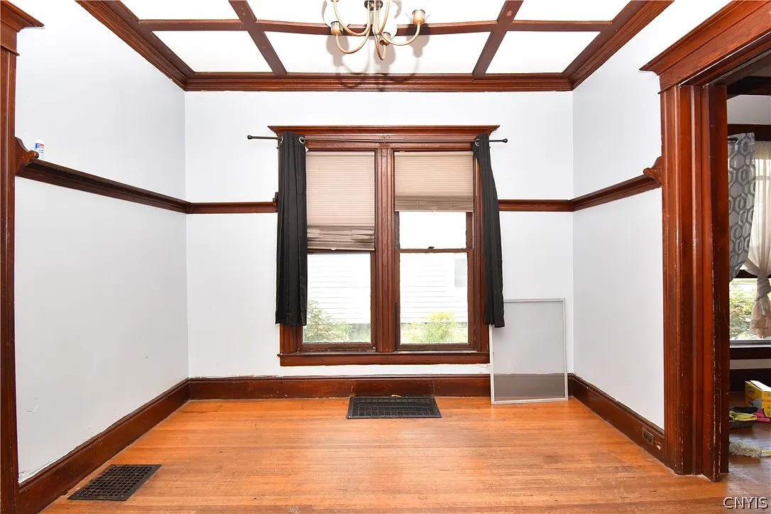 3 bed, 1.0 bath, 1400 sqft, $975 — Photo 3
