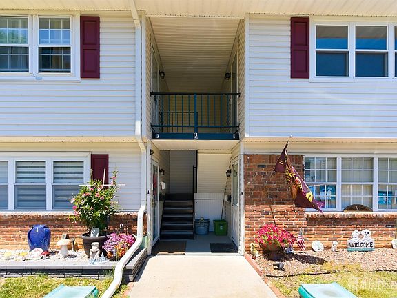 3rd image of 5 Pennsylvania Dr #454
