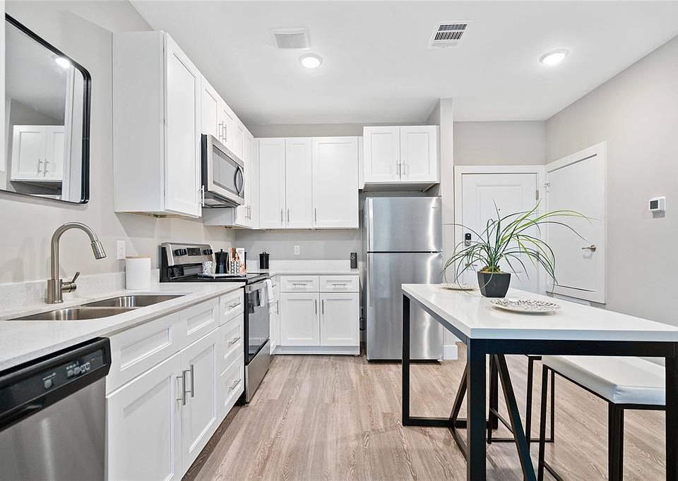 1st image of 1620 Oaktree Dr #3306