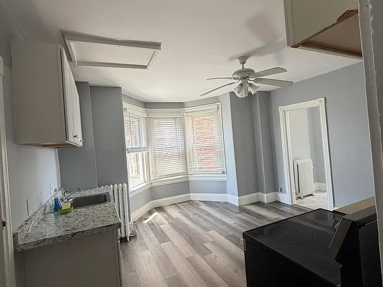 566 Noble St #2 — Photo 5