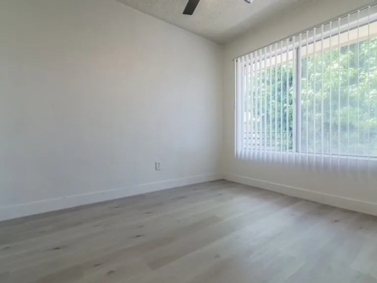 4060 Stevely Ave — Photo 6