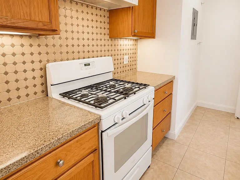 2531 Hillcrest Dr #2533-1/2 — Photo 7