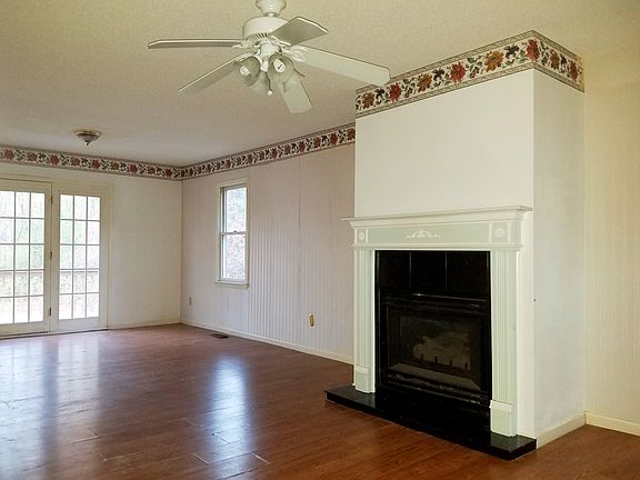 Great room w/ fireplace