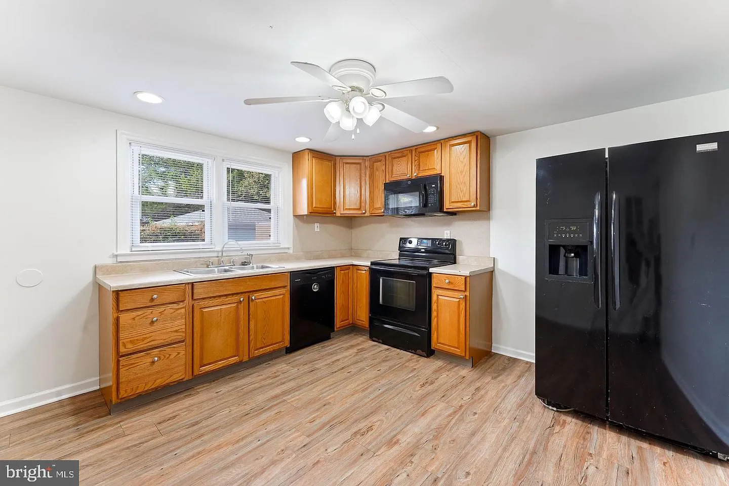 3 bed, 1.0 bath, 2000 sqft, $2,300 — Photo 1