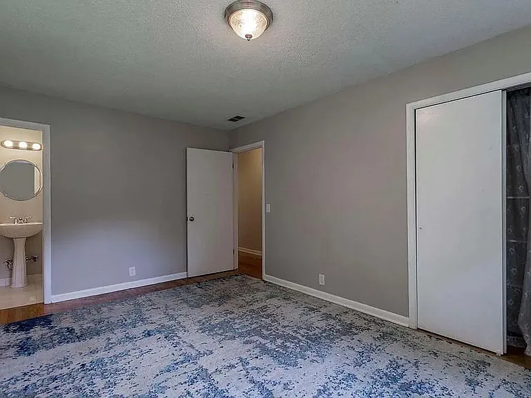 8221 Oxford Dr — Photo 10