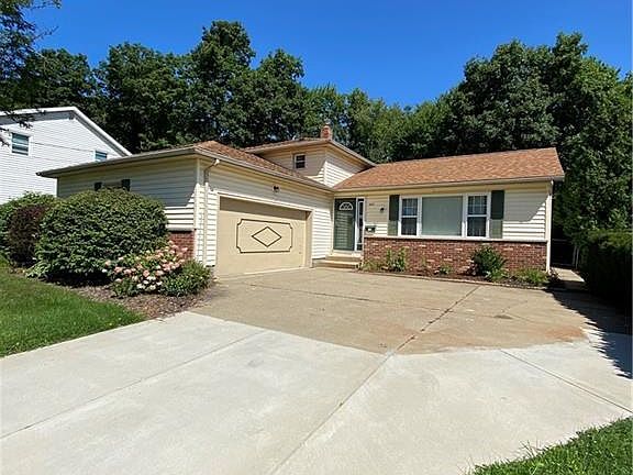 2nd image of 1849 Laurel Dr