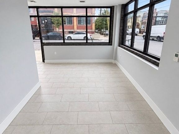 4th image of 529 Mulberry St