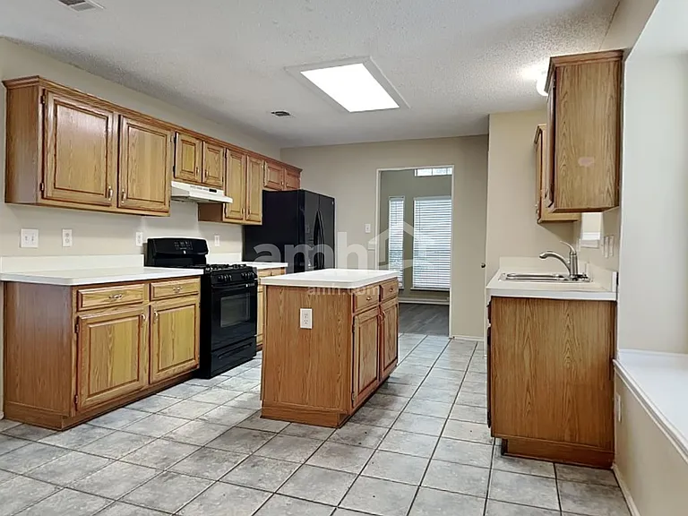 2717 Primrose Ln — Photo 4