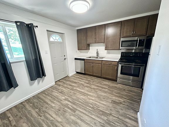5th image of 2009 Broadway APT 2