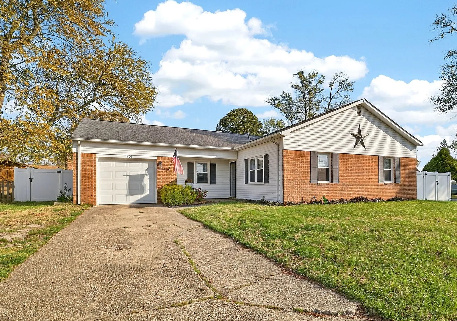 3 bed/2 bath home on large corner lot — Photo 2