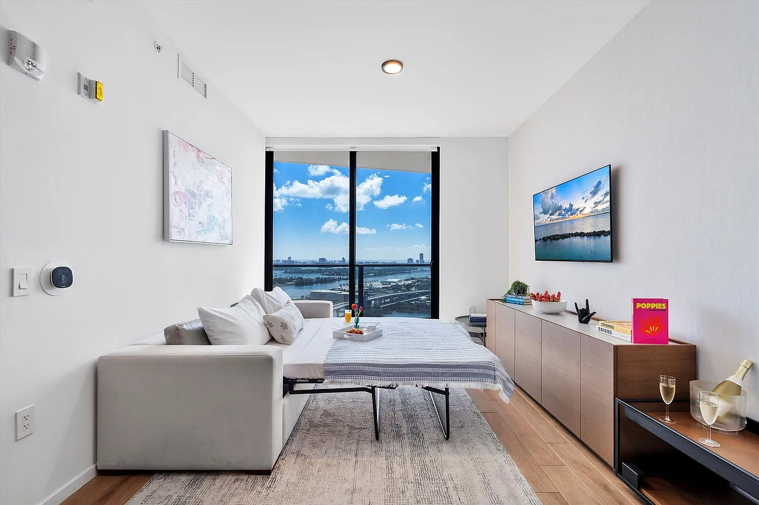 1 bed, 1.0 bath, 678 sqft, $6,815 — Photo 2