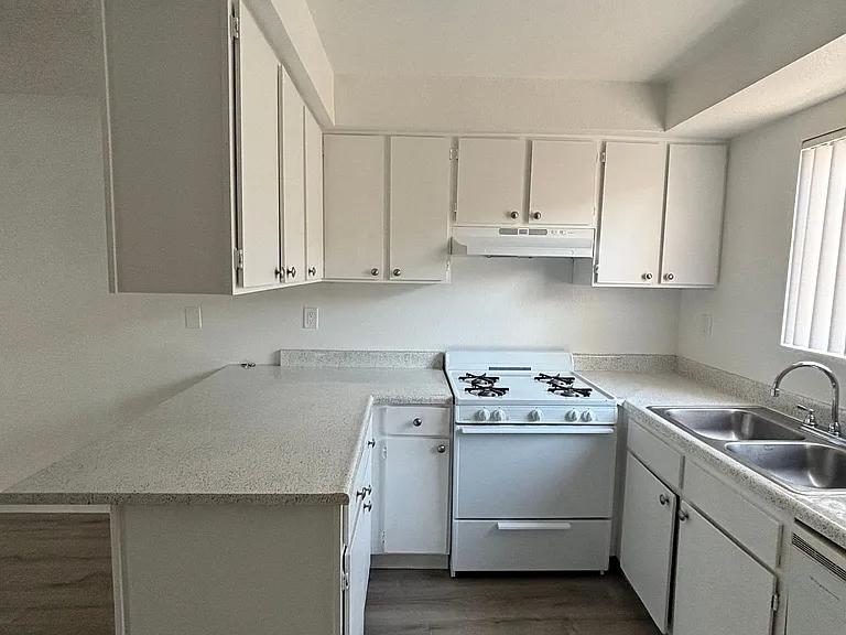 Welcome to 12909 Cordary Ave Comfort & Convenience in the Heart of Hawthorne! — Photo 5