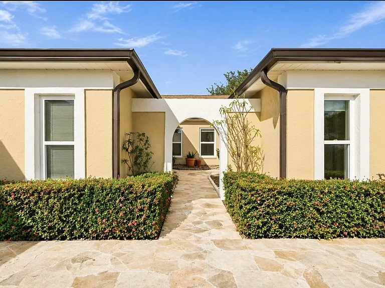 1203 Saxony Cir #A — Photo 7