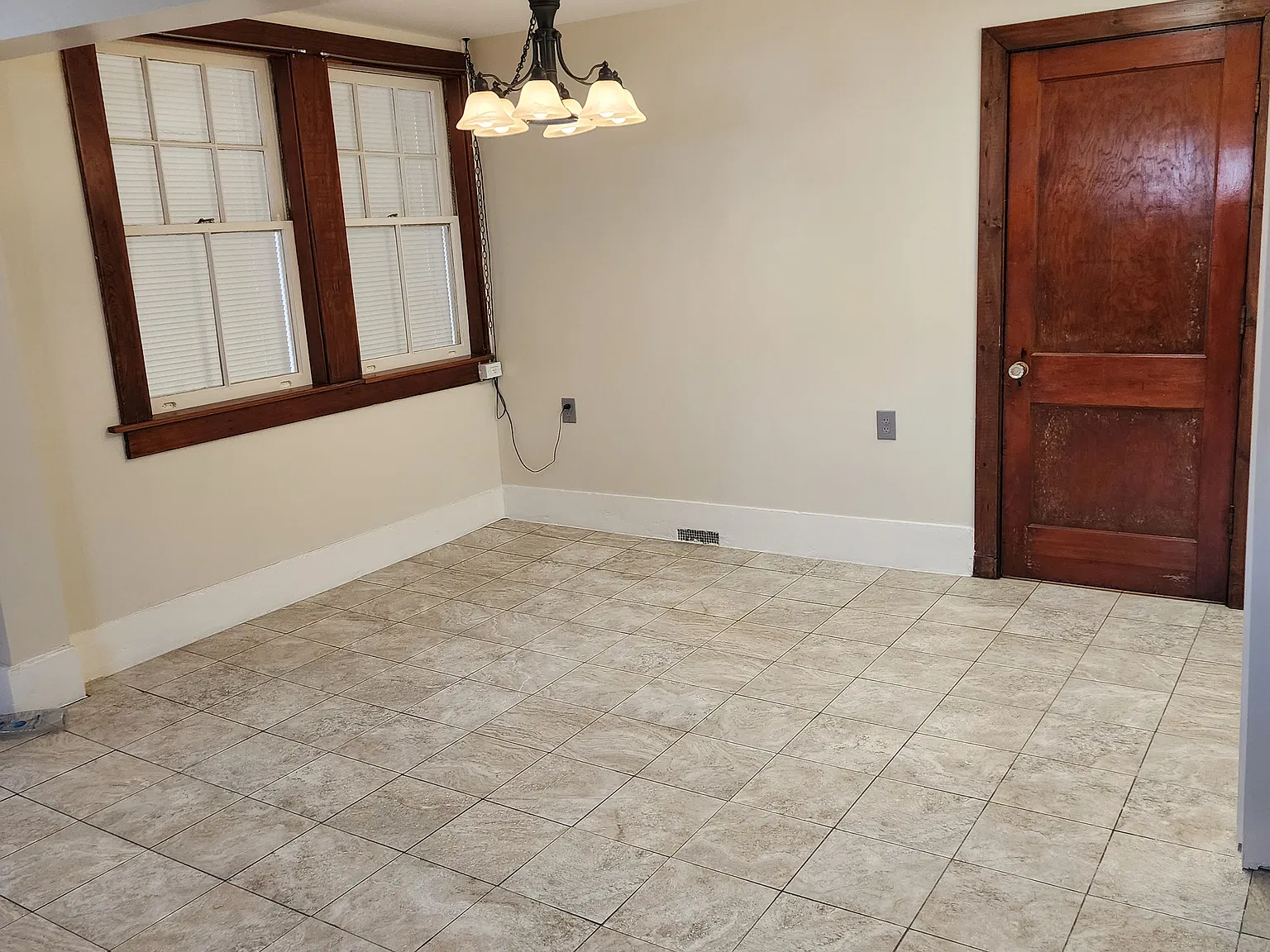 205 S White St — Photo 4