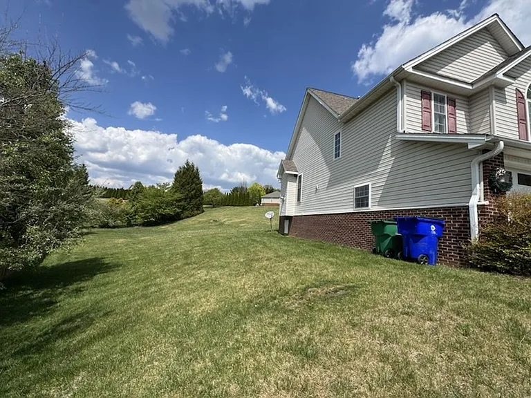 504 Wildflower Ln — Photo 2