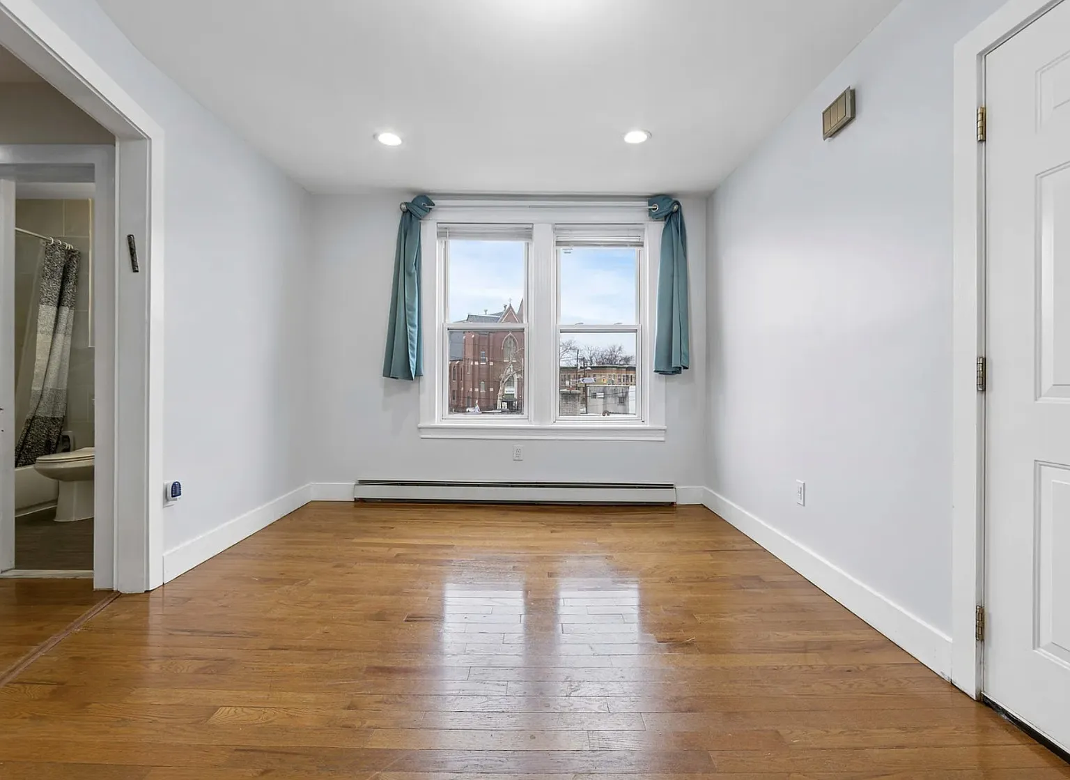 3 bed, 1000 sqft, $2,350 — Photo 4